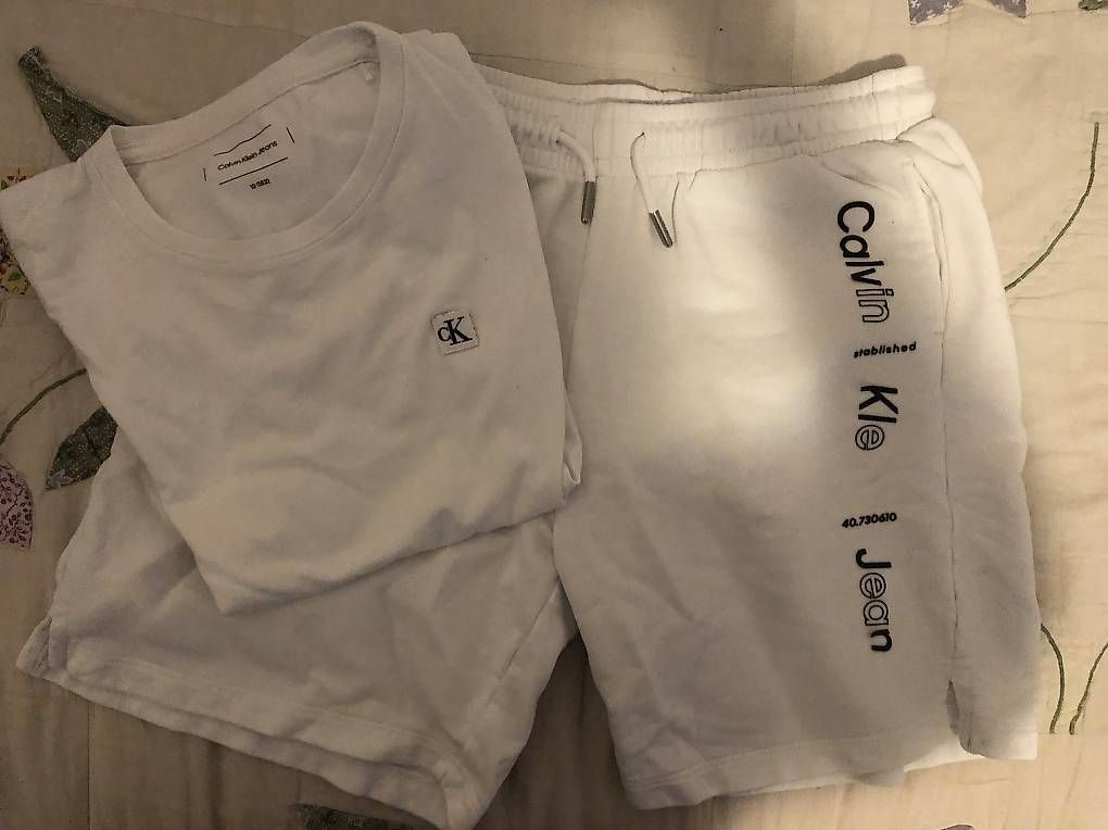 Lotti di vestiti: Completo Calvin klein – Usato da Viganello venduto da bia_x25w