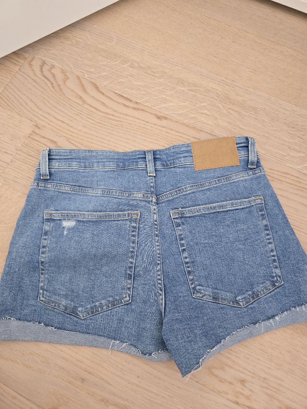 H&M Pantalons: H&M Jeans Shorts - Grösse 42 – D'occasion à Rickenbach b. Wil par Kth_v8 2