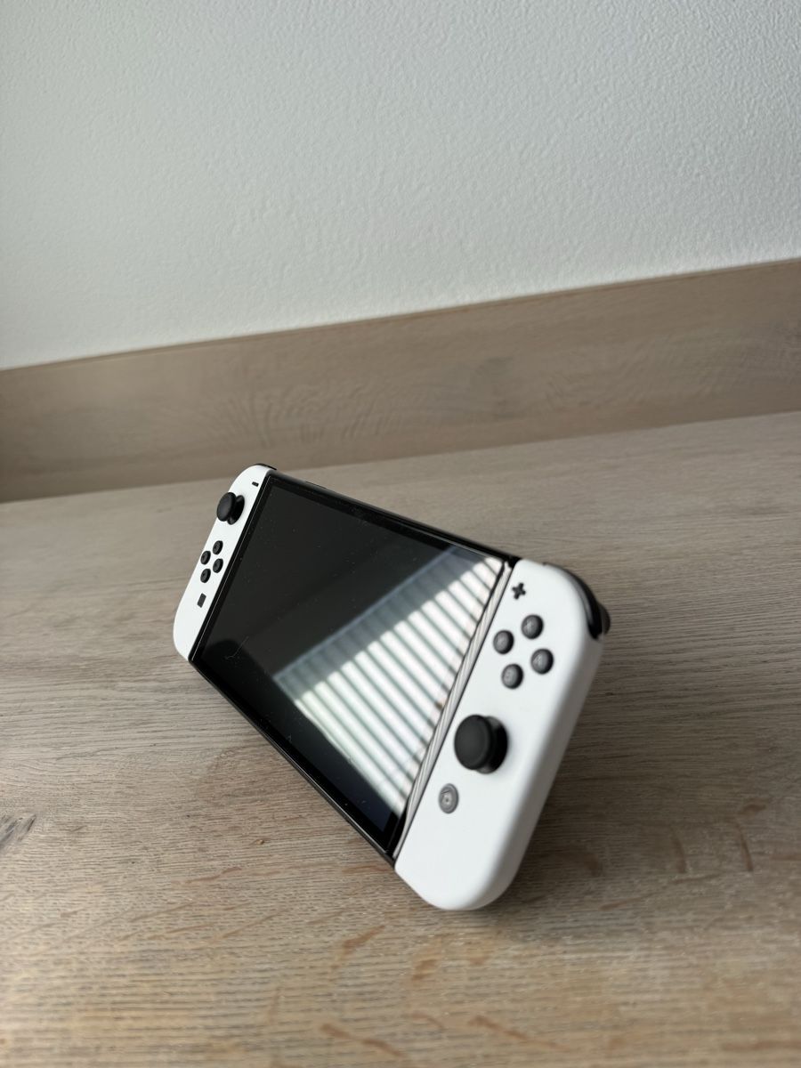 Nintendo Console: Nintendo Switch Oled Weiss mit Zubehör – Usato da Steinen venduto da SecondHandDream 1