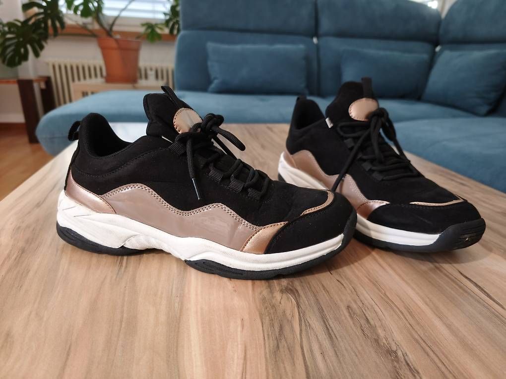 Chaussures femmes: Turnschuhe – D'occasion à Kaisten par lys_zzy8
