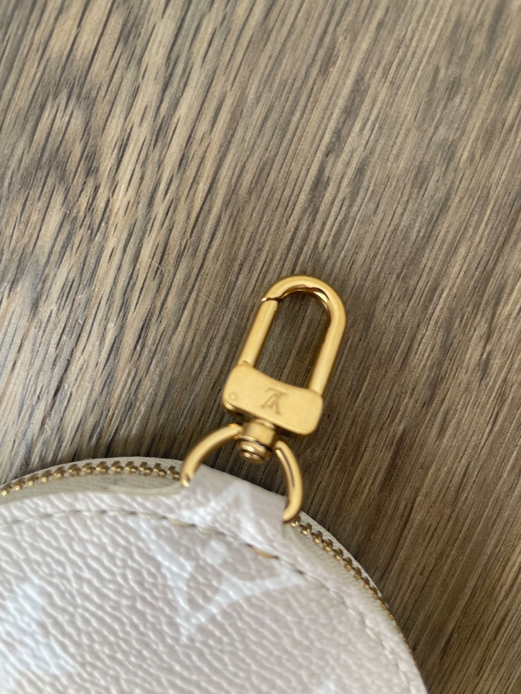 Louis Vuitton Portamonete: Louis Vuitton Round Coin by the Pool – Nuovo (secondo la descrizione) da Münchwilen TG venduto da emma_J 2