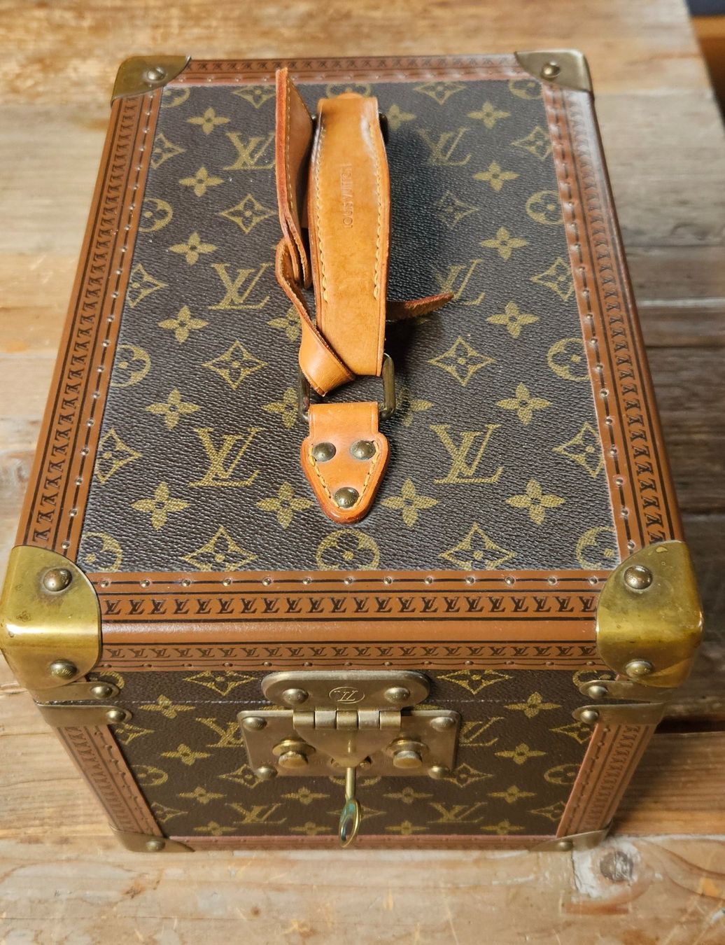 Louis Vuitton Custodie per cosmetici: Louis Vuitton Kosmetikkoffer – Nuovo (secondo la descrizione) da Meyriez venduto da Zigzagzug