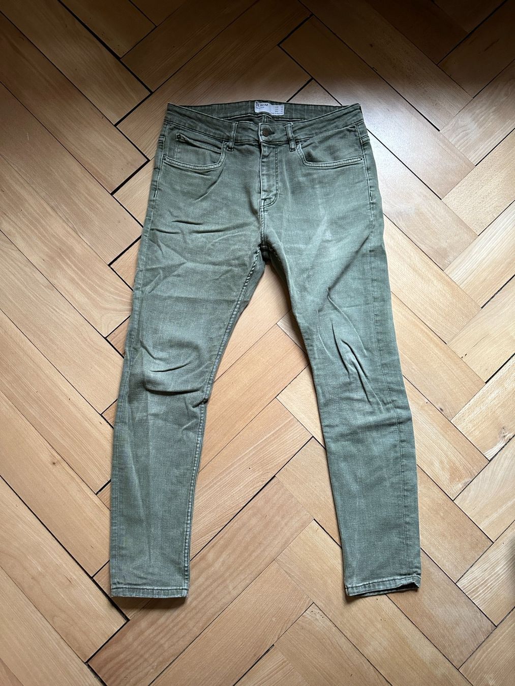 Bershka Jeans: BERSHKA - Jeans khakigrün S – Gebraucht aus Zürich von Diazaio