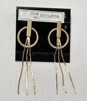 Stilvolle goldene Ohrringe mit schwingenden Quasten