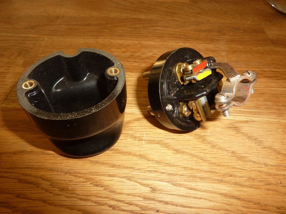 Stecker: Stecker 500 Volt 15 Ampere Bakelit 3pol – Gebraucht aus Hochfelden von swissice 1
