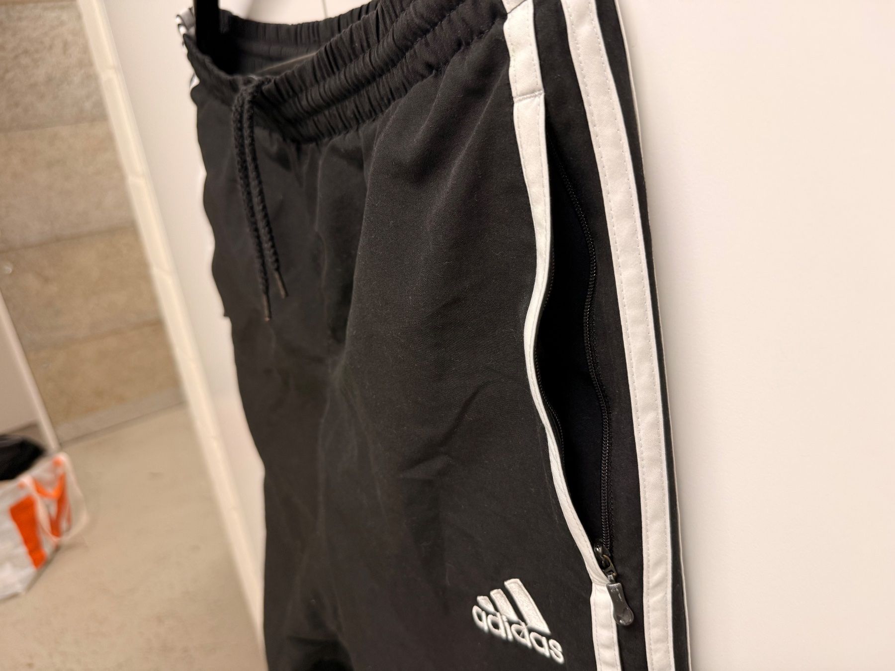 Adidas Pantaloni: Original Adidas Trainingshose schwarz – Usato da Zürich venduto da celai. 8