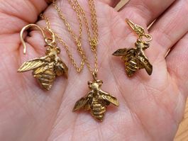 Halskette und Ohrringe mit handgemachten Bienen-Skulpturen