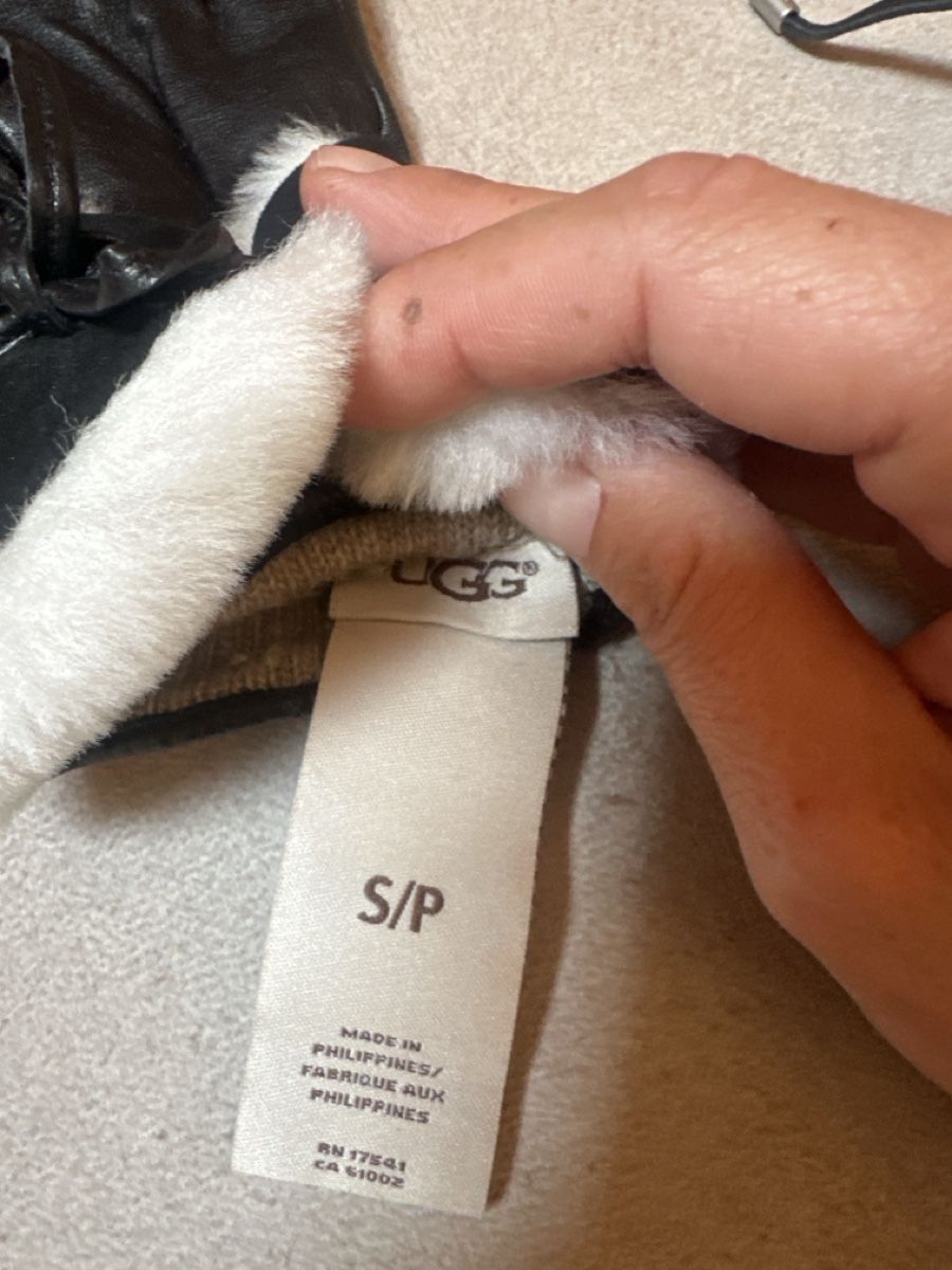 Ugg Guanti & manicotti: Ugg Winterhandschuhe aus Leder mit Wolle, Grösse S – Usato da Trimmis venduto da vai_9qzr 2