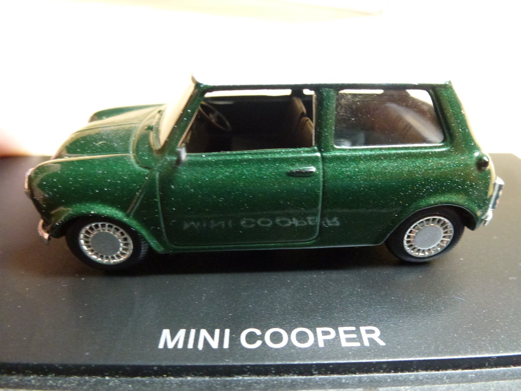 Modellini d'auto: Mini Cooper in Schaukasten – Usato da Hombrechtikon venduto da Se9