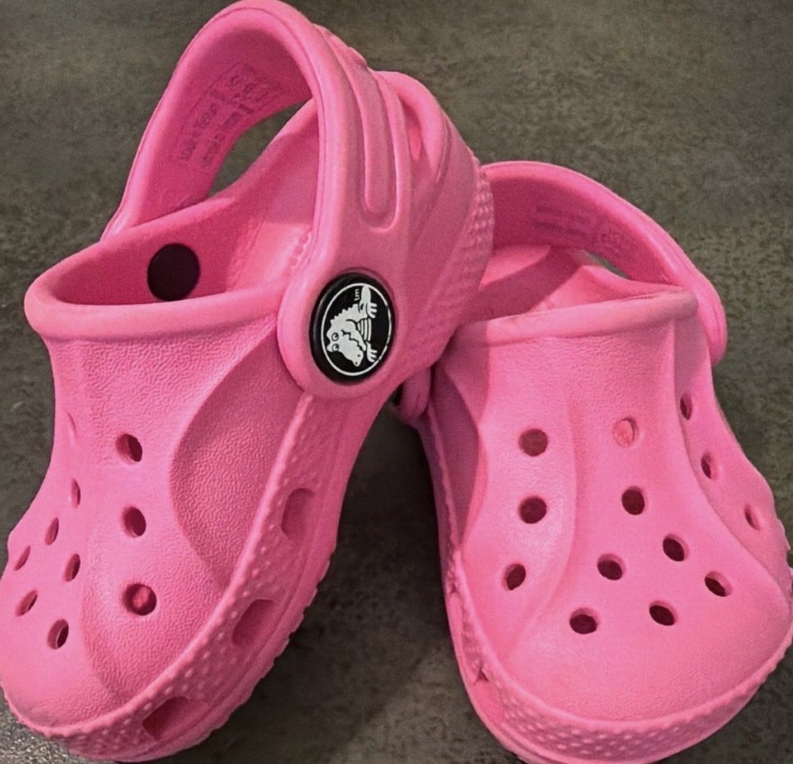 Chaussures garçon: Crocs Kinder rosa Grösse 19/20 – D'occasion à Diegten par kip_wg9z