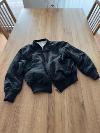 Schwarze Jacke - kann auf beiden Seiten getragen werden!