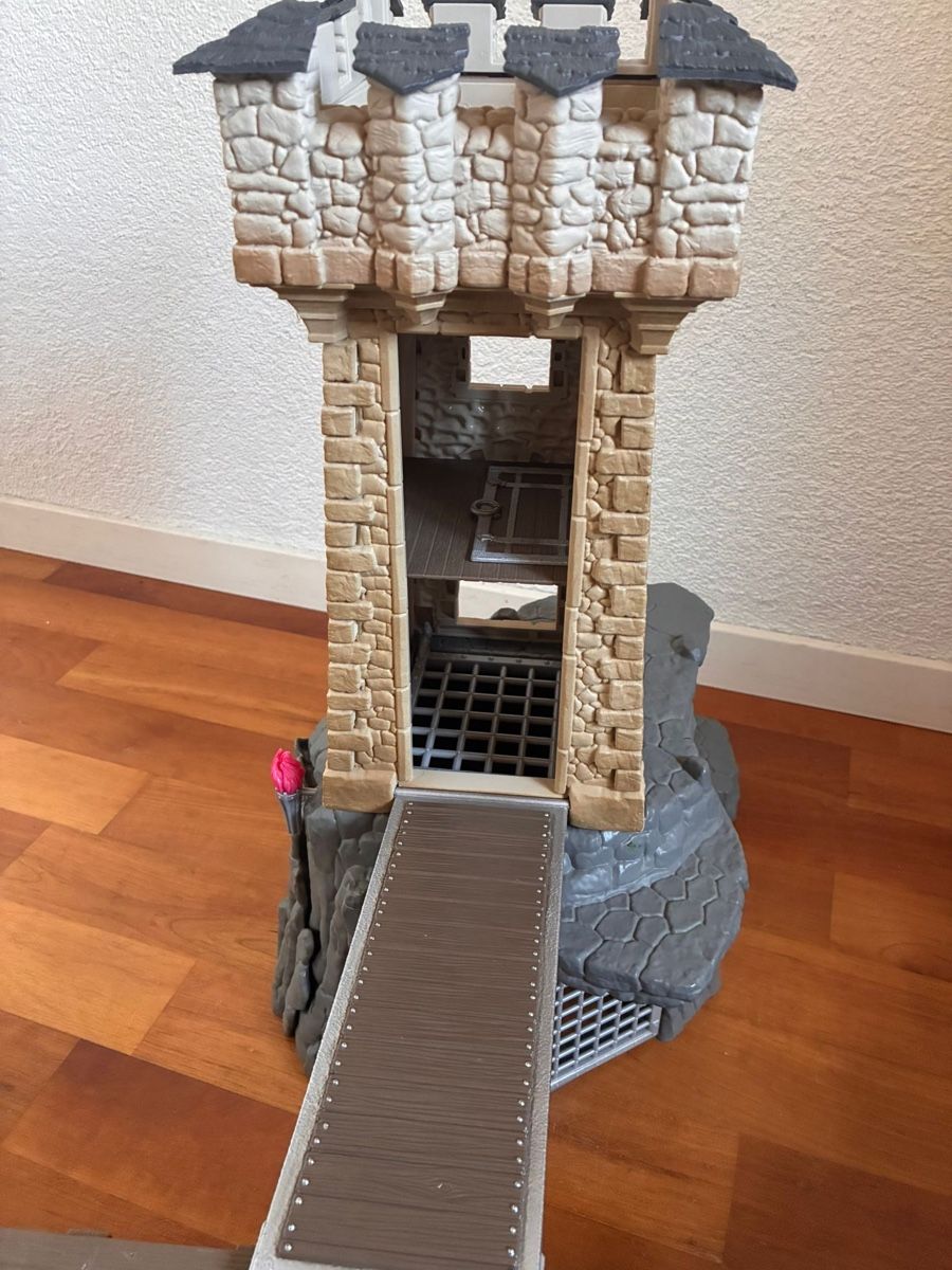 Schleich Giocattoli: Ritterburg der Marke Schleich – Usato da Rossrüti venduto da janick4 4