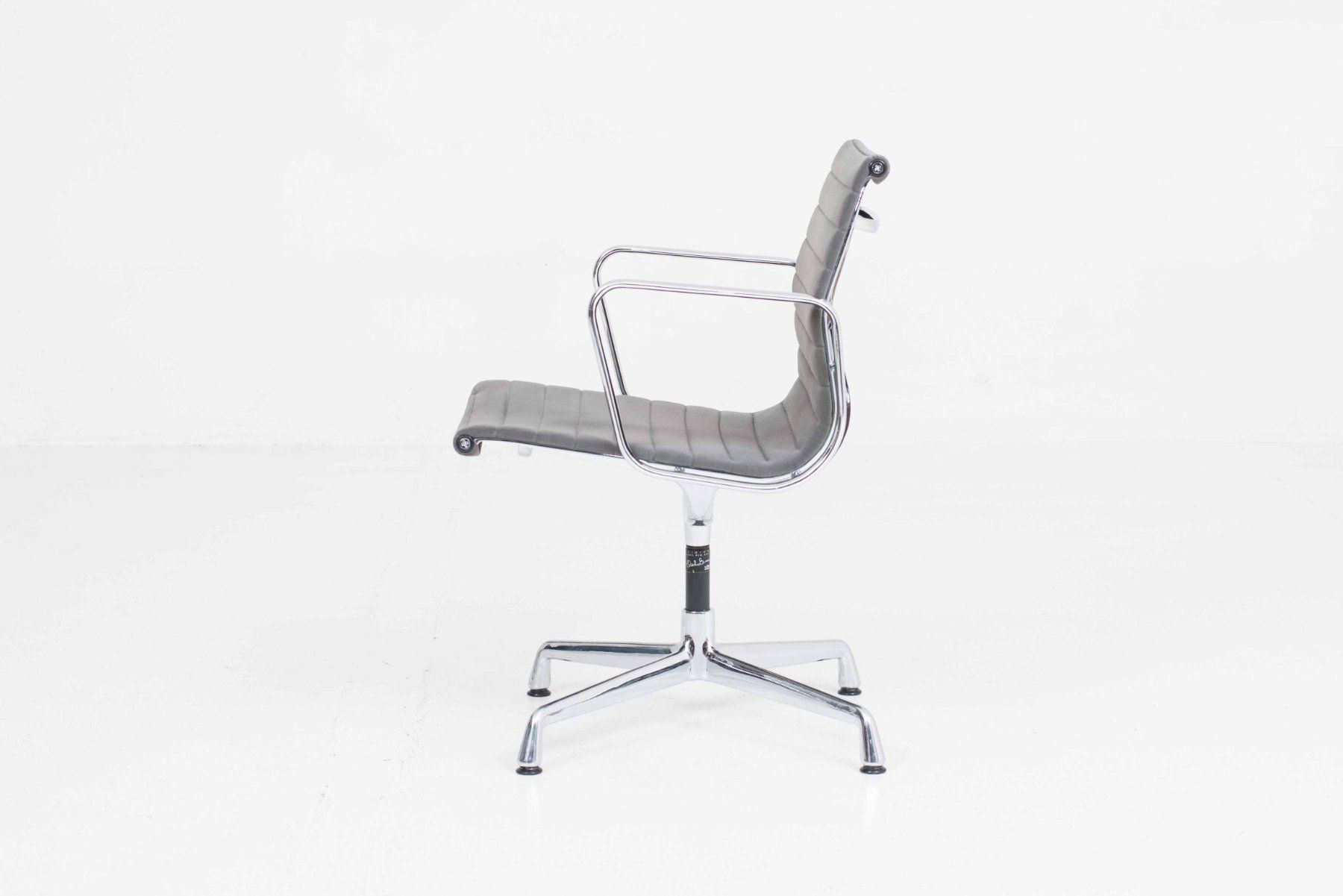 Vitra Sedie: Vitra EA 108 Bürostuhl von Eames in grauem Samtstoff – Usato da Zürich venduto da STUZH38 1