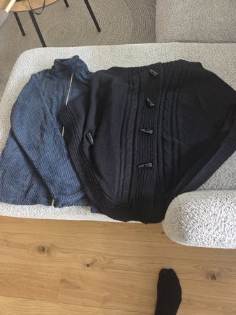 Veste en tricot bleu et cardigan noir taille M