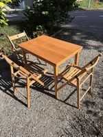 Klappbarer Tisch und 3 Stühle Holz gut erhalten 40 Zeichen