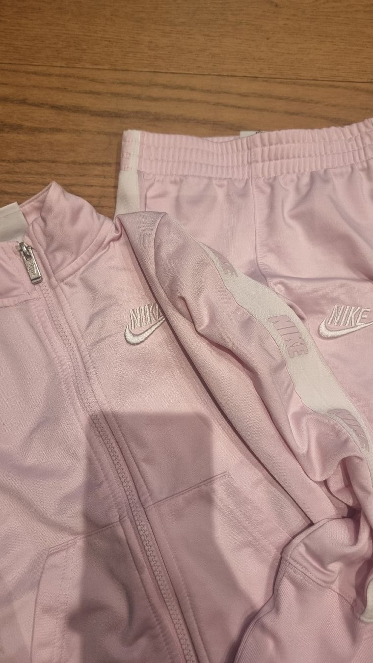 Nike Ensembles: Nike Trainingsanzug, 98-104 – D'occasion à Buttikon SZ par Limo180 2