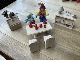 Puppenhausmöbel aus Holz mit Puppen