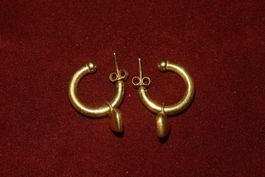 Schöne Ohrringe in Gelbgold (750). Creolen mit Herzen