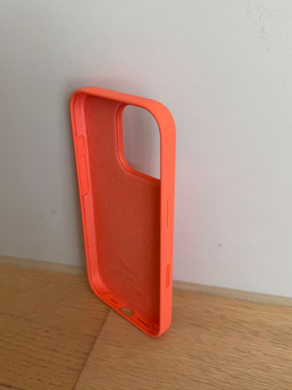 Apple Cover & Protezioni schermo: Genuine Apple Silicone Case iPhone 16 Pro–Orange–Original – Usato da Kilchberg ZH venduto da kat_9zlr 1