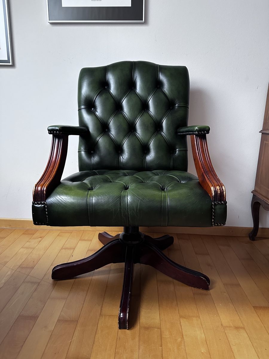 Poltrone: Vintage Drehsessel Chesterfield Stil Grü – Usato da Zürich venduto da Misus.Flohmi
