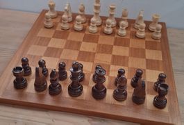 Schachspiel aus Holz mit Figuren