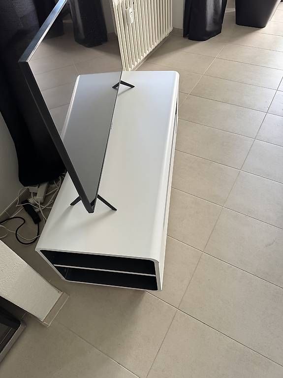 Mobili TV: TV-Board / Lowboard  Weiss/dunkelgrau CHF 50 VB – Usato da Kreuzlingen venduto da kev_595t 1