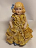 Antike Porzellanpuppe, goldgelbes Kleid, Puppenhaus Rarität