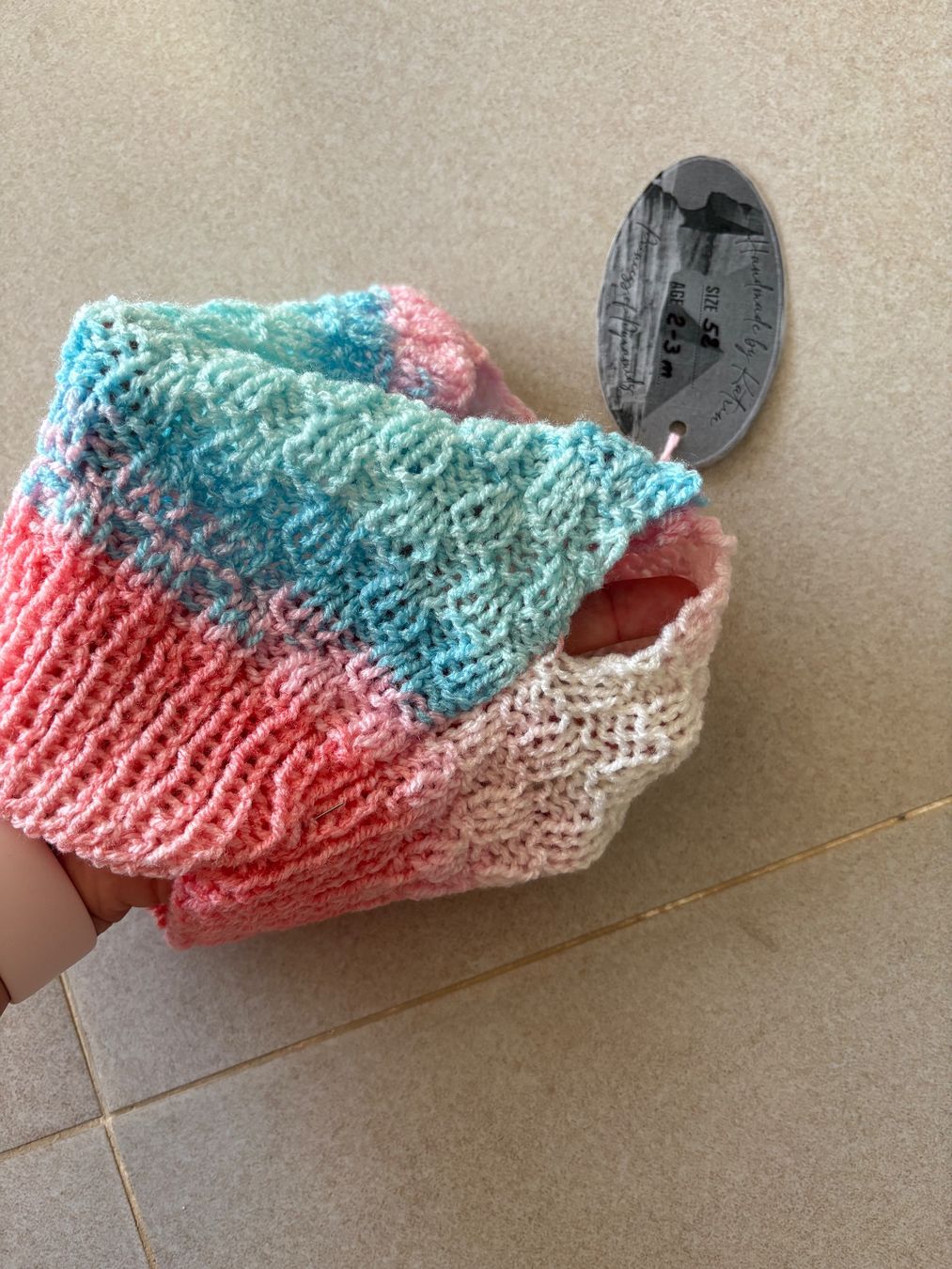 Pulls et sweat-shirts: Handgestrickter kurzer Pullover Gr. 54 Rosa/Blau/Türkis Neu – Neuf avec emballage d'origine à Basel par Tierschutz-Flohmi 2