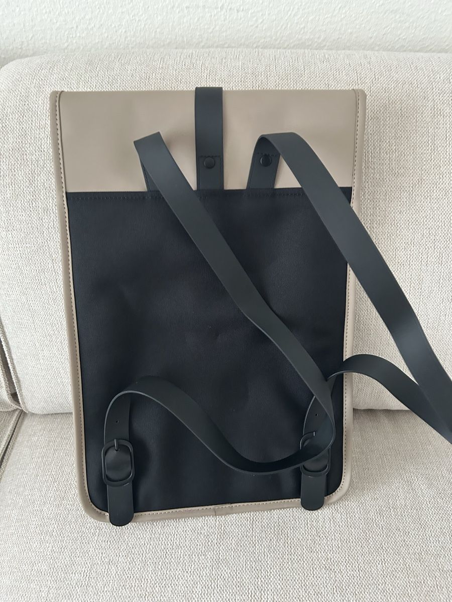 Rains Zaini: Rains beige waterproof backpack, minimalist Scandi style! – Usato da Zürich venduto da Nik_Kat 2