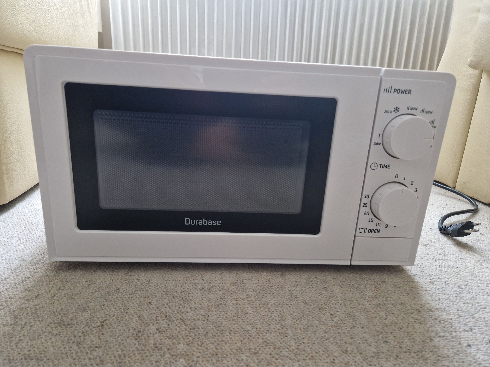 Durabase Elettrodomestici da cucina: White Durabse Microwave - Great for quick summer meals. – Usato da Adliswil venduto da Nazia1981
