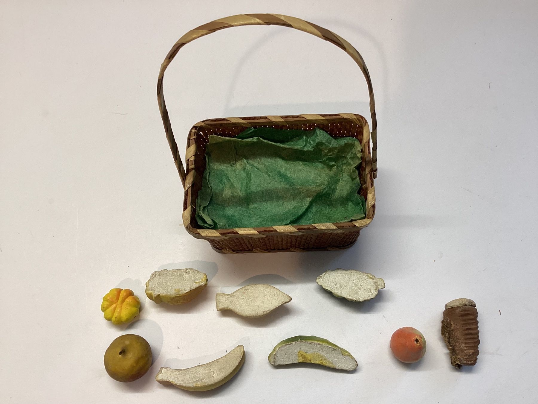 Giocattoli: Alter Spielzeug Korb mit Schaugerichten – Usato da Eglisau venduto da mar_5rn2 6