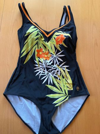 Badekleid Gr.42,  B Cup ( Die Hauptfarbe ist schwarz )