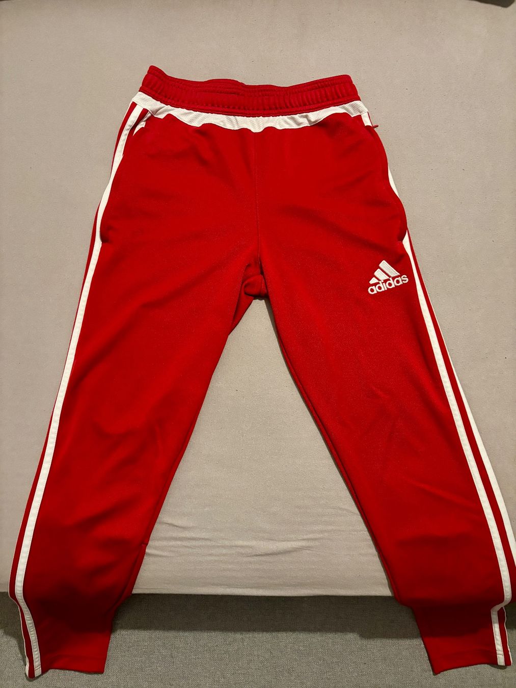 Adidas Pantaloni: Adidas Trainerhose Rot Gr. S – Usato da Biberstein venduto da Slowdown1