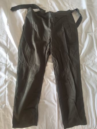 Hose Cabinet dunkelgrün mit Bindegürtel guter Zustand