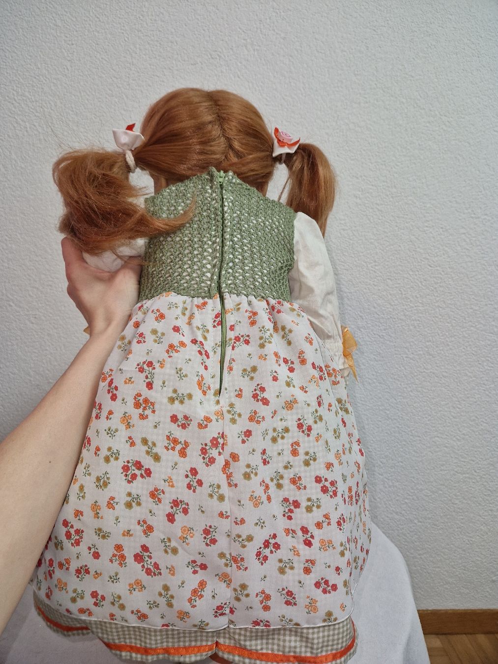 Bambole: Samler oder Spielpuppe mit rotem Haar und Blumenkleid gebrau – Usato da Etzwilen venduto da mue_mm76 5