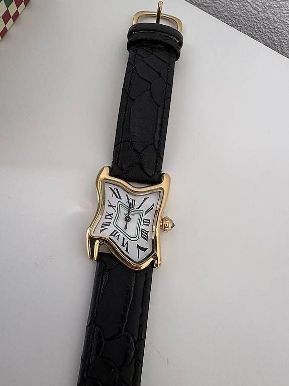 Montres: Square Melting Watch Small Gold – D'occasion à Conthey par carina.pereira 1