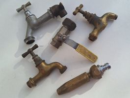 div. alte Wasserhähne, teils Messing