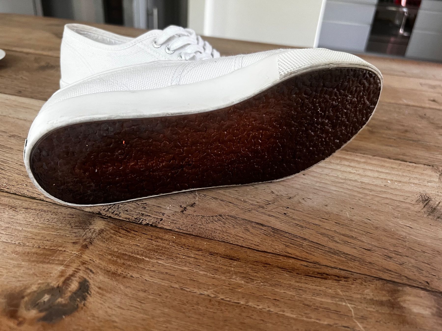 Superga Scarpe da donna: Weiße Superga Sneakers – Usato da Chur venduto da MarcusinChur 2