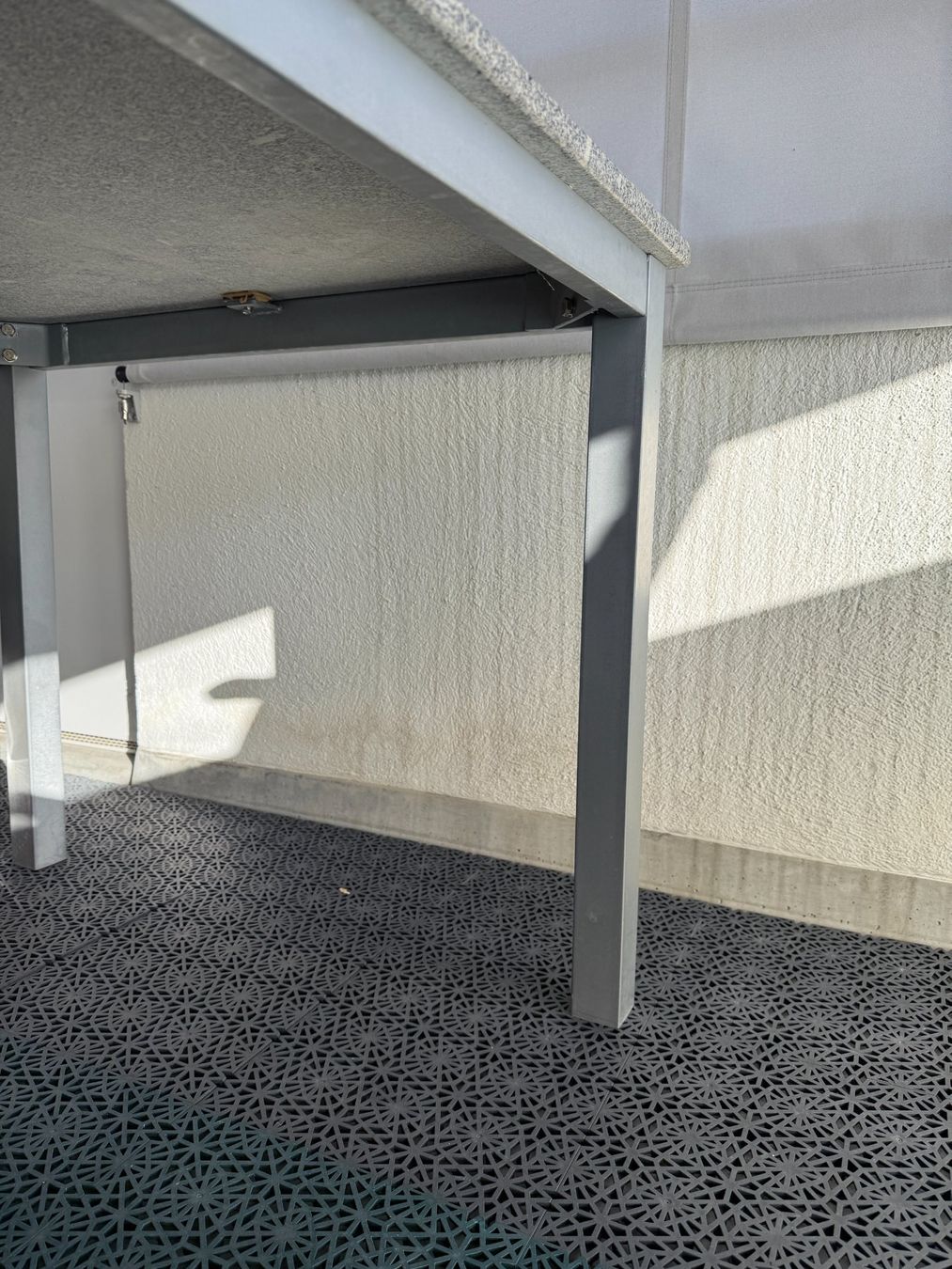 Tische: Stabiler Gartentisch mit Granitplatte und Metallgestell – Gebraucht aus Brittnau von  1