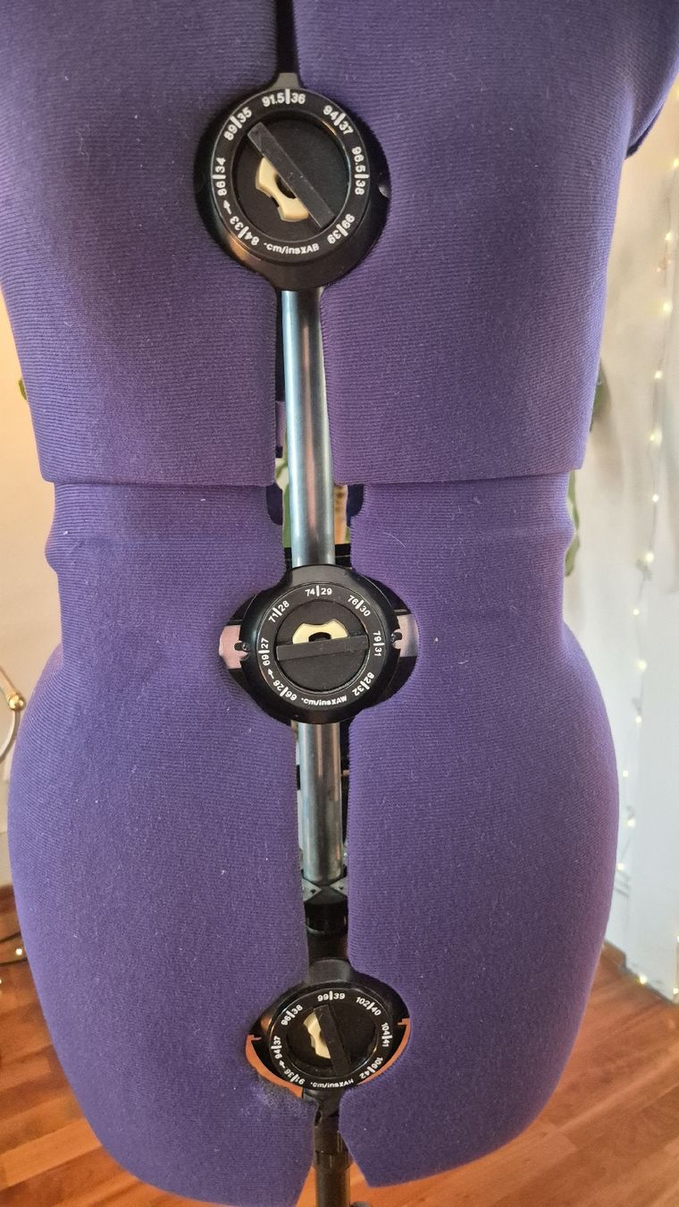 Allestimento di negozi e stand fieristici: Professioneller Schneidertorso violett verstellbar – Usato da Winterthur venduto da Striegelbox 3