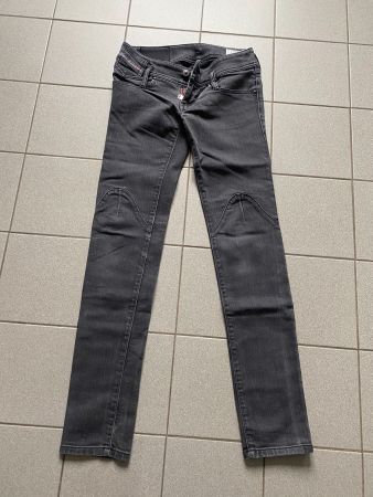 Diesel Jeanshose / W 26 x L 32 / Grau / Guter Zustand.