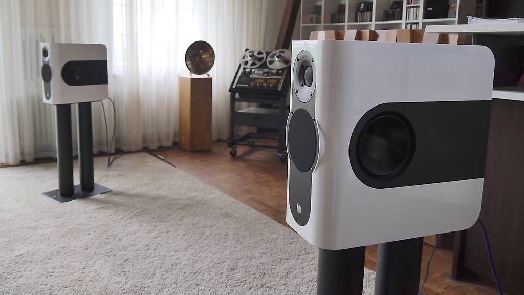 KII Casse acustiche: Kii Three blanches + pieds + Kii Remote  Excellent état – Usato da Ecublens VD venduto da mat_b9v9