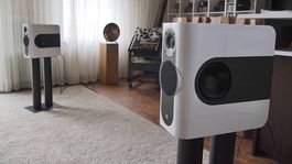 Kii Three blanches + pieds + Kii Remote  Excellent état