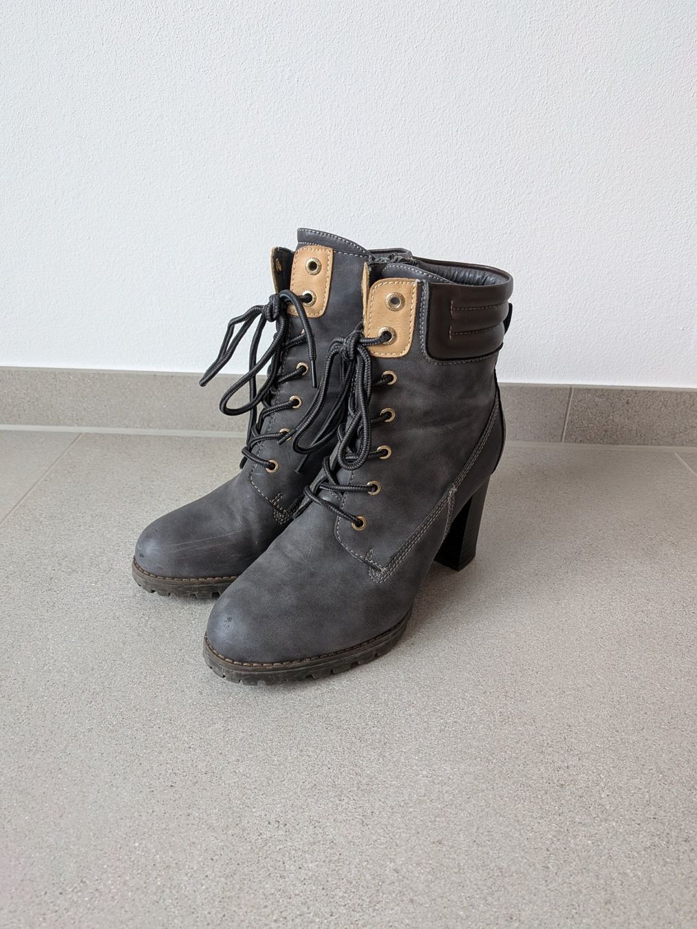 Scarpe da donna: Stiefeletten mit Absatz, Grösse 38 - dunkelblau – Usato da Luzern venduto da angii.meier