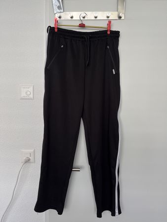 Schwarze Trainingshose seitlich durchgehender Reissverschl.