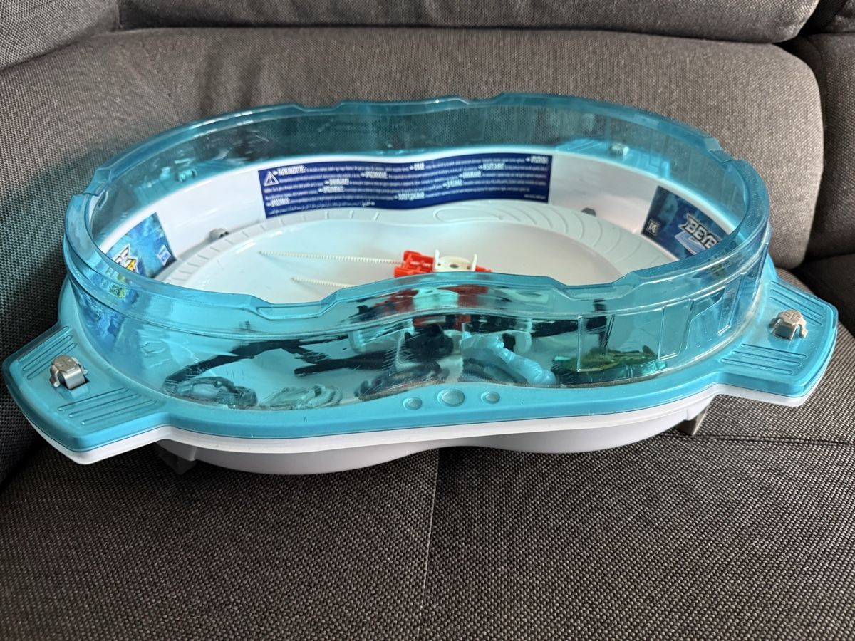 Hasbro Giocattoli: Beyblade Arena mit 5 Beyblades – Usato da Buchs SG venduto da and_d8tp 7