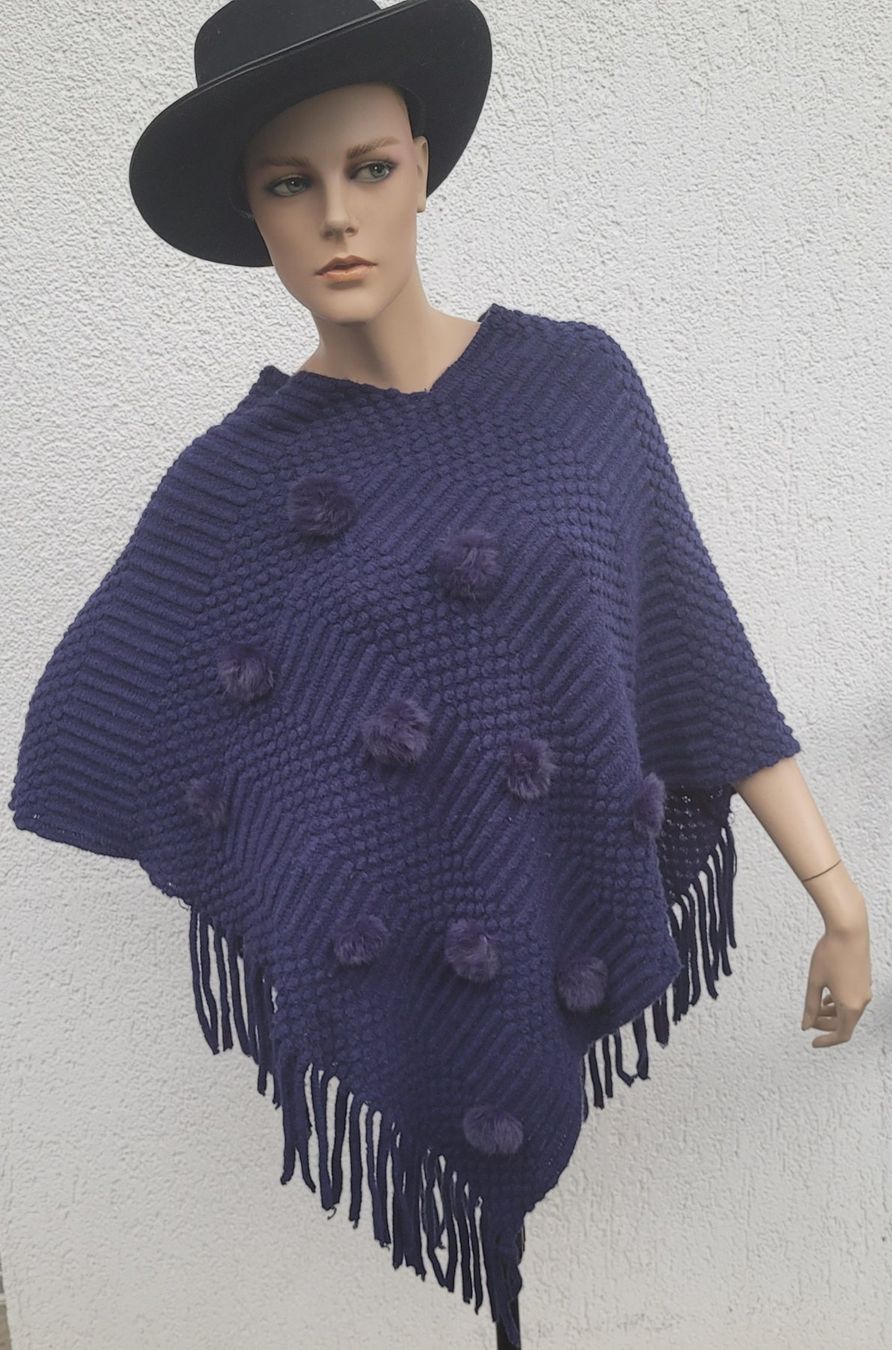 Sonstige Damenmode: Blauer Strickponcho mit Bommeln onesize Fransen Winterpon... – Gebraucht aus SCHÜBELBACH von CoKaHa