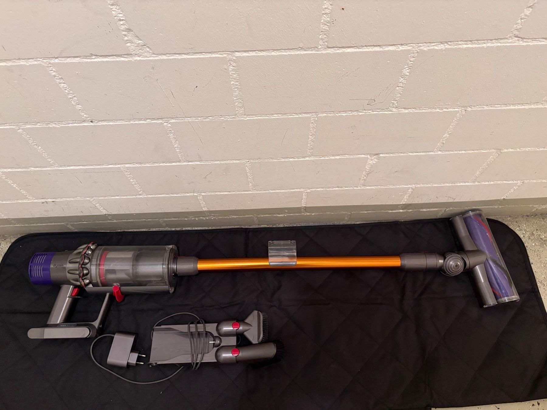 Dyson Aspirapolveri & Accessori: Dyson V10  Handstaubsauger mit Zubehör – Usato da Lausen venduto da sen_jm7c 3