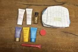 Clarins Kosmetikset mit Tasche und Pflegeprodukten