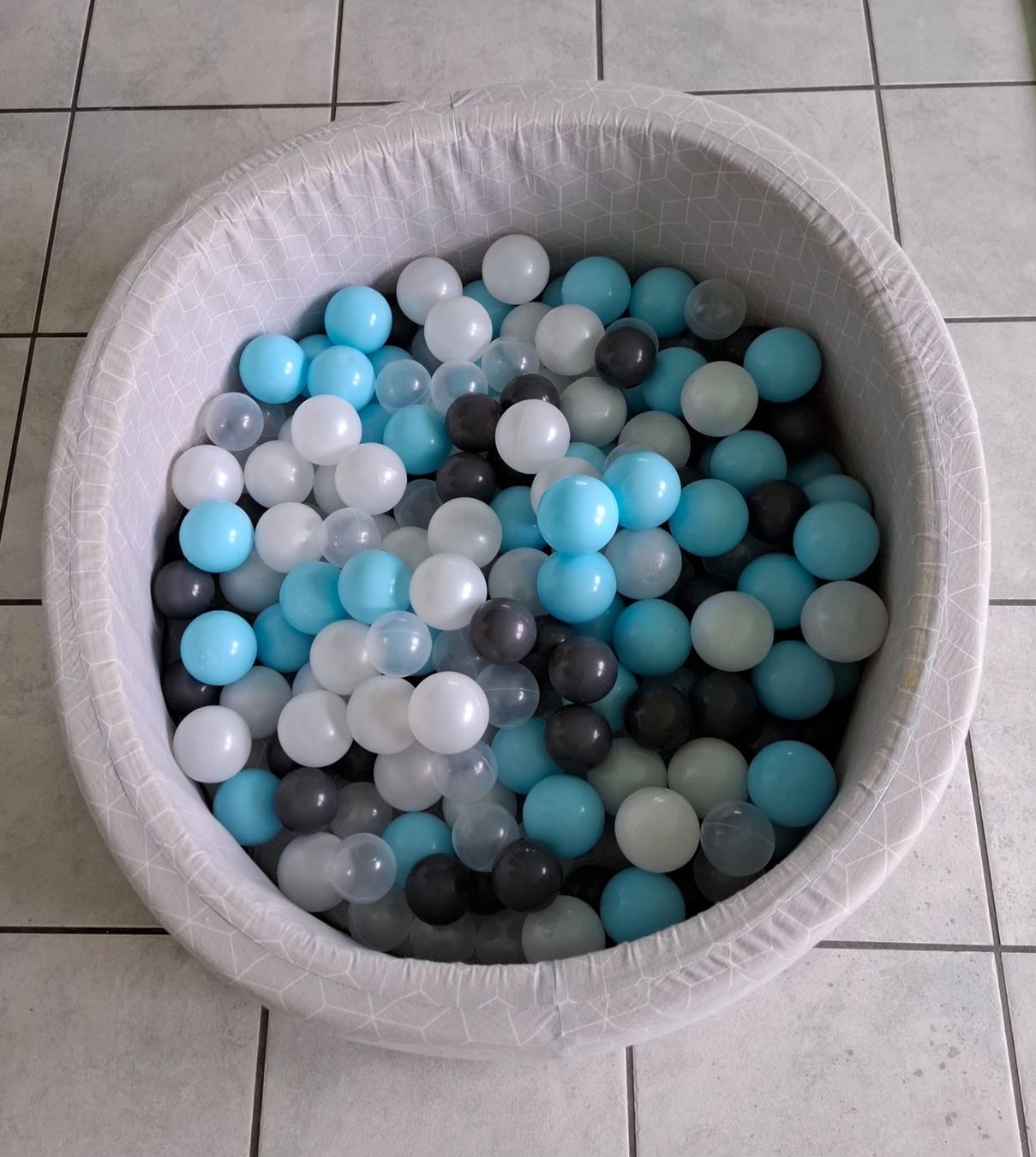 Giocattoli: Bällebad mit bunten Kugeln hellblau grau weiss – Usato da Rupperswil venduto da Iron1987